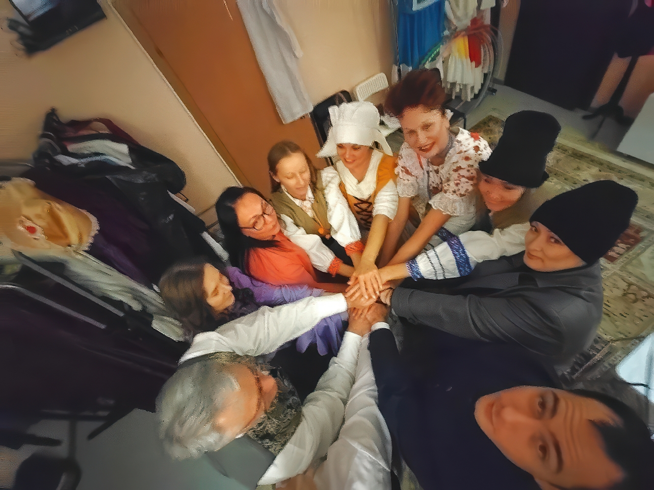 Команда Арт-Пространства в кругу пожимают друг другу руки