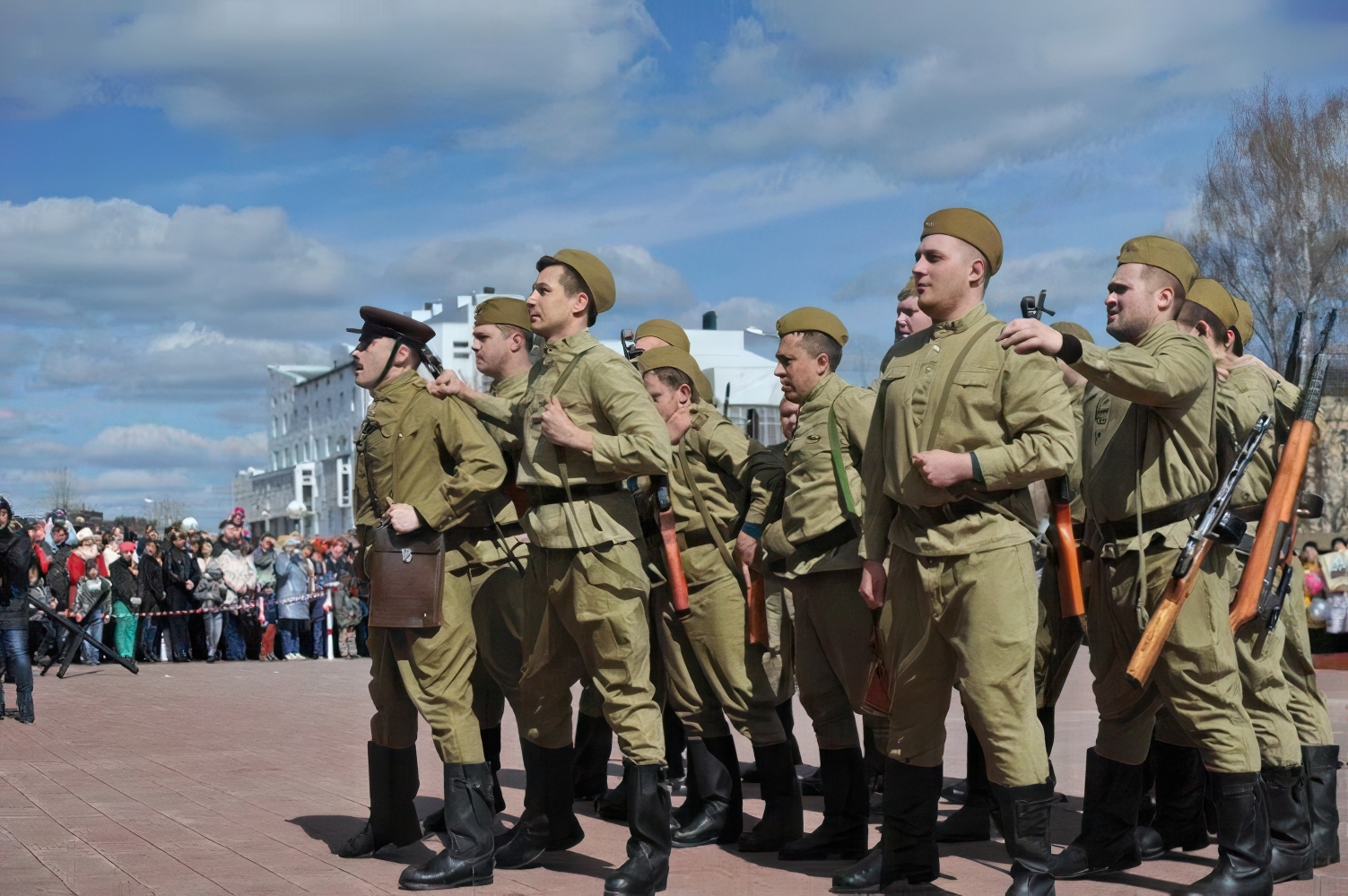 Дети в патриотических костюмах на сцене