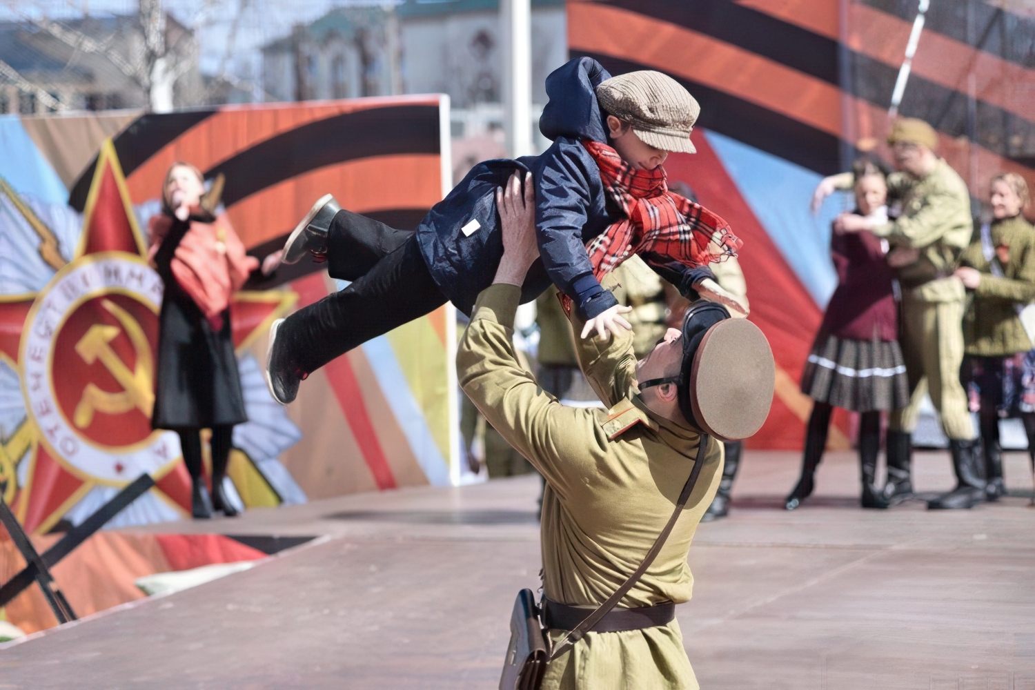 Дети выступают на патриотическом мероприятии