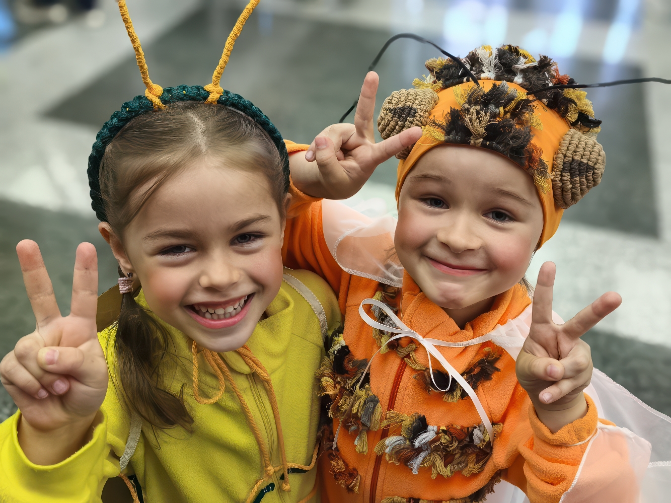 Улыбающиеся дети в театральных костюмах