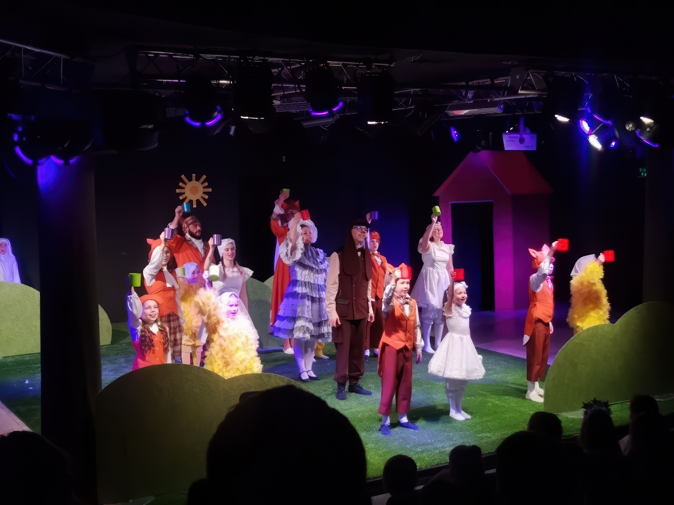 Улыбающиеся дети в театральных костюмах