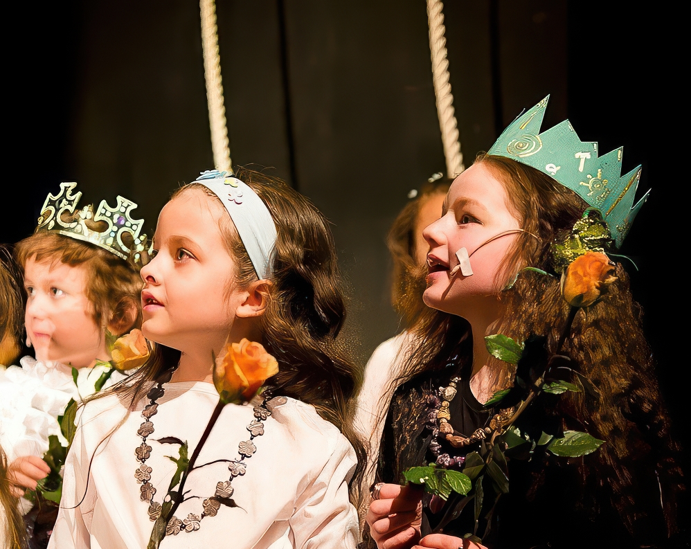 Дети на сцене в коронах