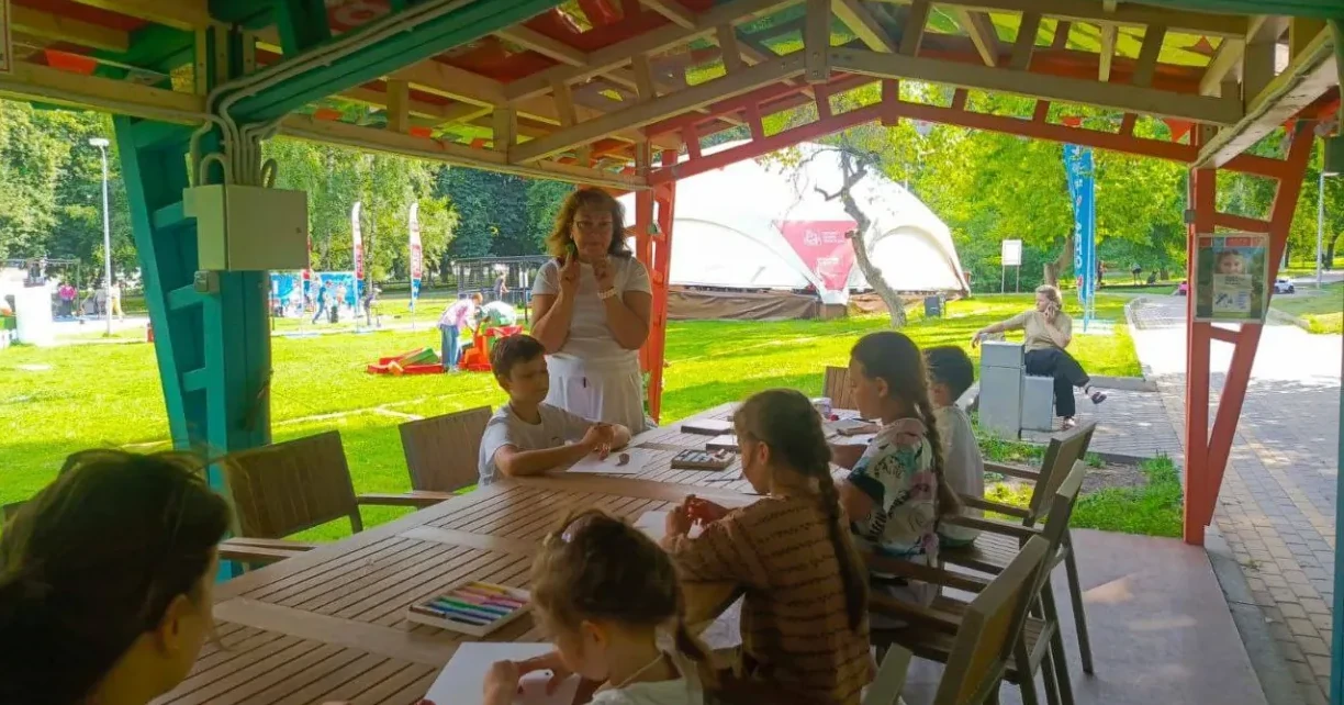 Дети за столом в процессе мастер класса от Художественного Руководителя Я Сам Артист - Анастасии Генадиевны